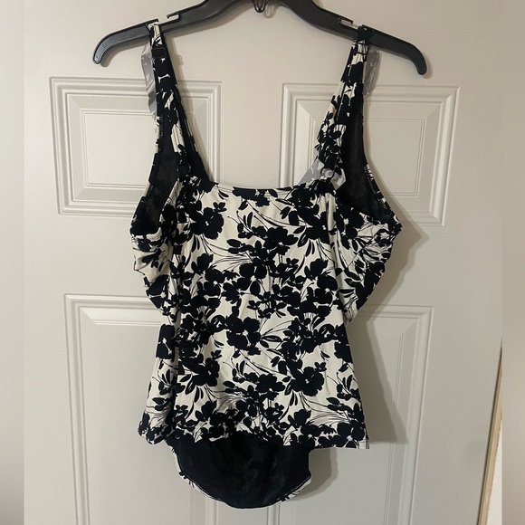 Niptuck Black White Floral Swim top Ruffle Flattering Tummy Control Size 12 Pads - Picture 4 of 6